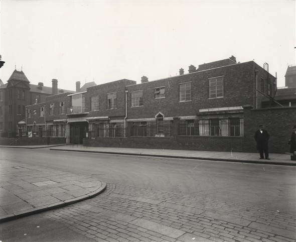 Photo:Gate Lodge on Homerton High Street, Nov 1933 (Catalogue reference: SC01606-A9972)