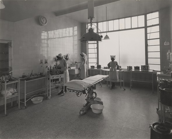 Photo:Operating theatre in the entrance block, Nov 1933 (Catalogue reference: SC01600-A9966).