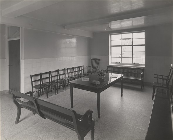 Photo:Minor operation departments' waiting room, Nov 1933 (Catalogue reference: SC01600-A9969).