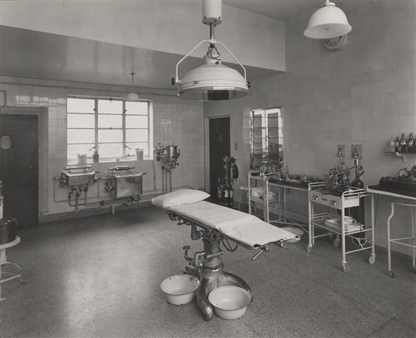 Photo:Minor operating theatre in entrance block, Nov 1933 (Catalogue reference: SC01601-A9967).