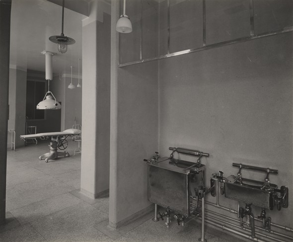 Photo:From sterilising room to minor operating theatre, Feb 1934 (Catalogue reference: SC01604-B88).